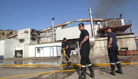 Varios bomberos trabajan en la fábrica de Floristán tras el incendio que se produjo el pasado mes de mayo.. ARCHIVO