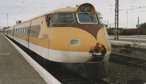 Imagen del electrotrén basculante amarillo, en la estación de Castejón... ARCHIVO