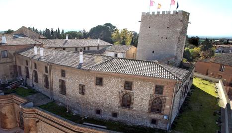 En la imagen, el castillo de Cortes, situado entre la parroquia y su antigua huerta reconvertida en parque público. NURIA G. LANDA