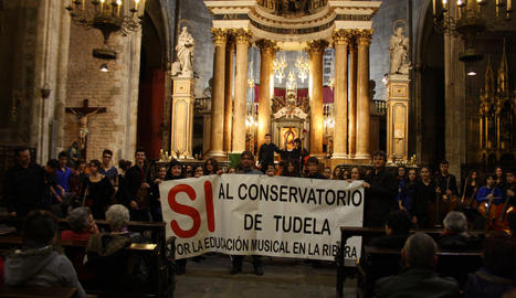 El concierto sirvió para reivindicar la continuidad del conservatorio. Varios profesores tudelanos y sus anfitriones catalanes mostraron juntos una pancarta en la que se podía leer: &quot;SÍ al conservatorio de Tudela&quot;. CEDIDA