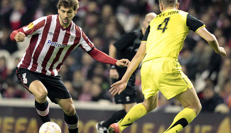  El defensa checo del Sparta de Praha Ondrej Svejdik se mide ante el delantero del Athletic de Bilbao Fernando Llorente.. EFE