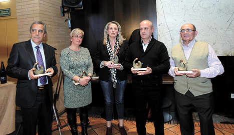HOMENAJEADOS POR SUS 25 AÑOS EN LA PLANTILLA De izda. a dcha., Santiago Blanco, Merche García, Ana Echeverría, José Luis Ruiz y José Gil.. b. aldanondo
