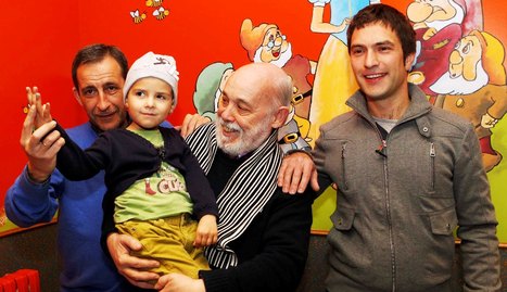 De izda. a dcha.:  Carlos Gorricho (Grupo Vocal Elkhos), Alfonso Ortiz (Gure Abestiak Abesbatza) con la pequeña Irune Leza Elizalde en brazos y Ion Irazoki (Mendi Abesbatza), en la sede de ADANO.. JOS&Eacute; ANTONIO GO&Ntilde;I