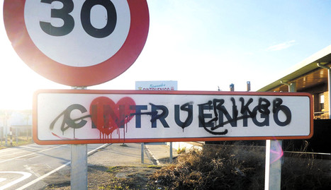 Una pintada en el cartel de entrada a Cintruénigo.. p.r.
