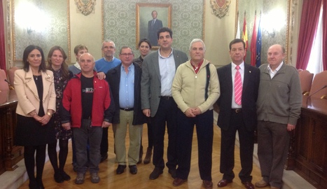 Los funcionarios homenajeados junto al alcalde de Tudela, Luis Casado. CEDIDA