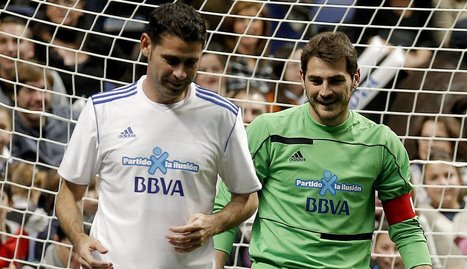 Casillas, junto a Fernando Hierro, en el 'Partido por la ilusión'. Efe