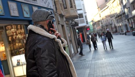 Un hombre habla por su teléfono móvil en la calle Gaztambide-Carrera de Tudela.. ARCHIVO