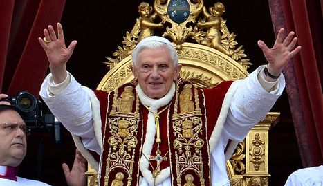 Benedicto XVI realizando la bendición 'Urbi et Orbi'. AFP
