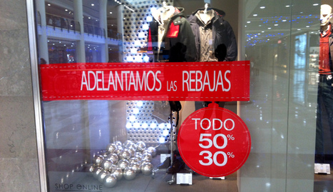 Carteles que anuncian en un comercio de La Morea que ya han comenzado las rebajas. . u.l.