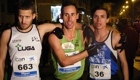 Miguel Aristu, Antonio Echeverr&iacute;a y Rodrigo S&aacute;nchez, los tres primeros en la XXX San Silvestre, nada m&aacute;s llegar a l&iacute;nea de meta