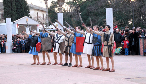 Saludo de un grupo de gladiadores romanos, ante un público que no pierde detalle de la representación.. luis miguel chaverri