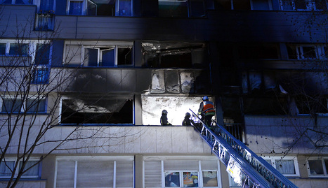 Bomberos durante las tareas de extinción en Gennevilliers.. AFP