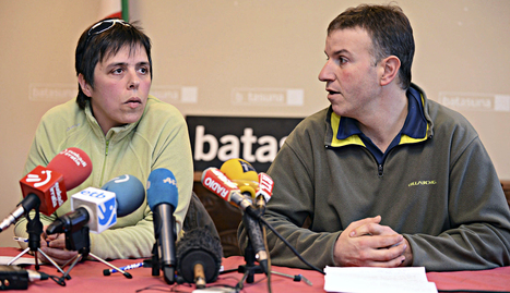 Maite Goyenetxe (izda.) y Jean-Claude Aguerre (dcha.) durante la rueda de prensa. EFE