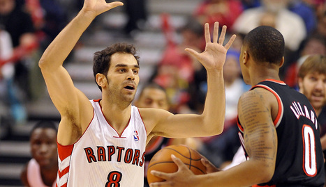 El jugador de los Raptors José Calderón marca a Damian Lillard, de Trail Blazers.. EFE