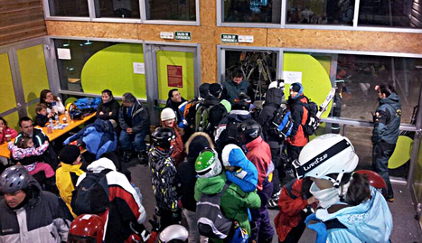 Las últimas personas en ser evacuadas esperaban en la estación. EFE