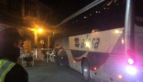 Uno de los autobuses que ha trasladado a los más de mil esquiadores que quedaron aislados. 