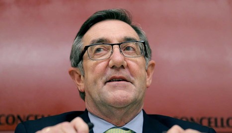 El alcalde de Santiago, Ángel Currás, durante la rueda de prensa que ha ofrecido este jueves en la capital gallega. EFE