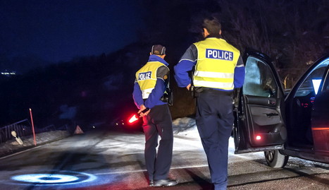 Dos policías cortan los accesos a la localidad de Daillon.. efe