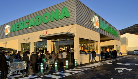 Colas de clientes en la puerta de un supermercado Mercadona el día de su apertura
