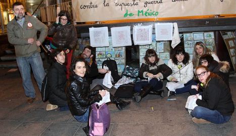 Participantes en la iniciativa que tuvo lugar en la plaza de los Fueros.. B.A.