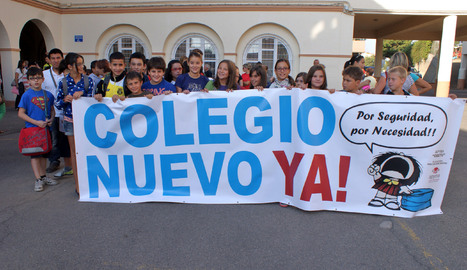 Alumnos del colegio Santa Vicenta María, en una protesta tras una pancarta pidiendo el nuevo colegio. archivo
