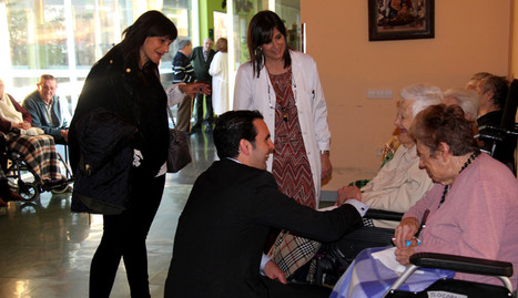 El consejero de Políticas Sociales, Íñigo Alli Martínez, saluda a dos mujeres durante su visita a la residencia de Cintruénigo. Tras el consejero, y de izquierda a derecha, la alcaldesa de la localidad.. p.r.