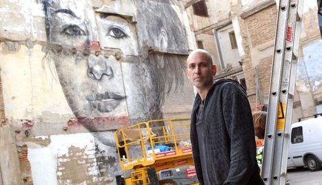 CALLE HERRERÍAS. Jorge Rodríguez-Gerada, junto a su creación.. ARCHIVO
