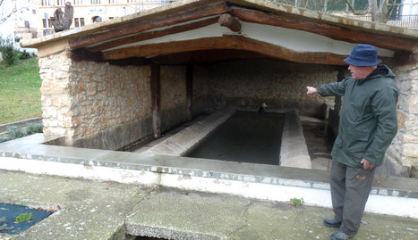 Jon Iriberri Hita en la zona de las fuentes y lavadero de San Fausto, donde ha vuelto a surgir el agua. R.A.