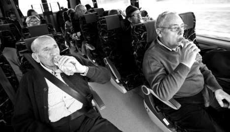 GUA PARA EL TRATAMIENTO Al llegar a Olite, la conductora avisó de que era el momento de beber agua, algo beneficioso para algunos tratamientos.. NURIA G. LANDA