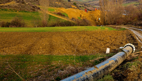 Vista de la tubería rota que conduce el agua desde el manantial de Riezu hasta localidades de Vladizarbe.. MONTXO A.G.