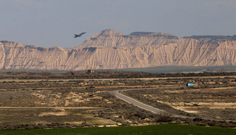 Un avión se eleva con los cabezos de Bardenas al fondo después de realizar una maniobra de entrenamiento.. NURIA G. LANDA