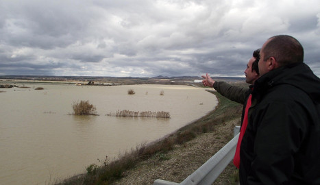 Dos vecinos miran la zona de la Huerta inundada a finales de febrero. ARCHIVO