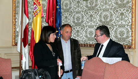 Los concejales Merche San Pedro y Jesús Álava (UPN) y Javier Fernández (no adscrito), antes de que comenzara el pleno. . manrique