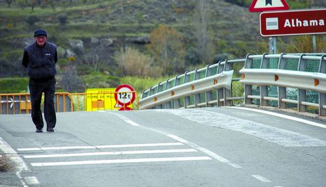 Un hombre pasa sobre parte del puente hundido en Fitero. paco romera