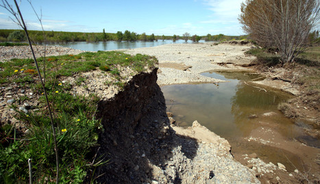 DIQUE DESTROZADO DOS MESES DESPUÉS Tramo del dique del Ebro junto al puente de la AP-68 a la altura de Castejón, roto desde enero.. nuria g. landa