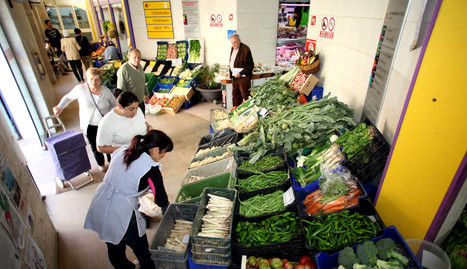 EN EL MERCADO DE ABASTOS Varias personas contemplan las verduras de primavera que se venden en el Mercado de Abastos, además de en las tiendas de la ciudad.. NNURIA G.LANDA