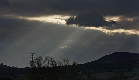 El sol se filtra entre las nubes entre Villatuerta y Aberin.