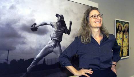 Annie Leibovitz, fotografiada junto a una de sus im&aacute;genes en una muestra en Washington.