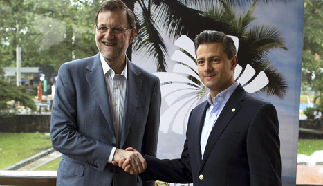 El Presidente del Gobierno, Mariano Rajoy (izda.), saluda al presidente de M&eacute;xico, Enrique Pe&ntilde;a Nieto, durante la VII Cumbre Alianza del Pac&iacute;fico