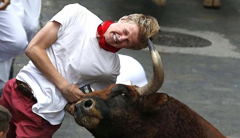 El estadounidense Patrick Eccles, de 20 años, fue empitonado el viernes 12 de julio de 2013 por 'Burreñote' al final de la cuesta de Santo Domingo. EFE