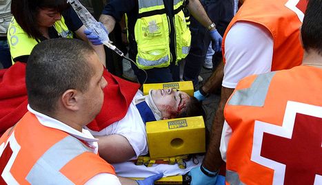 La joven australiana de 23 años es atendida en el callejón.. EFE