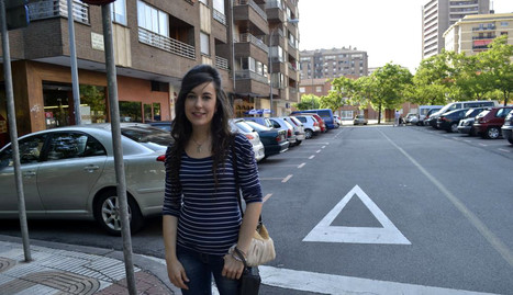 La joven Raquel Irurzun, en el lugar en el que realizó la reanimación, en la calle Fuente del Hierro de Pamplona.. AZCONA