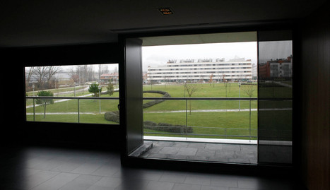 Vistas de Sarriguren desde el interior del ayuntamiento, donde se habilitará el parking. . javier sesma