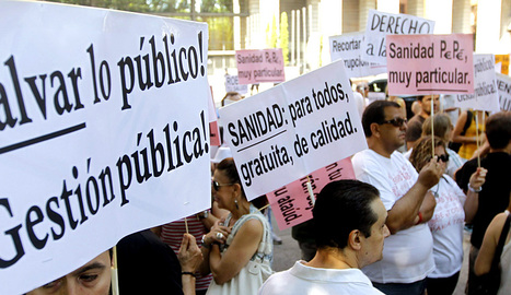 Concentración por la sanidad pública madrileña frente al Ministerio de Sanidad.. efe