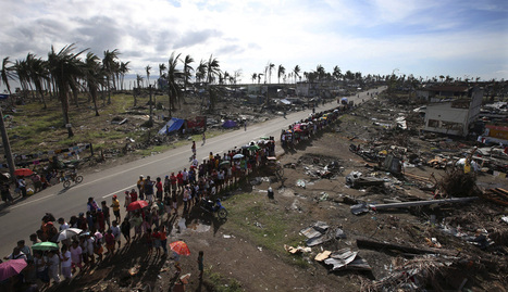 Una multitud de afectados por el tifón hace cola para recibir ayuda humanitaria en la devastada ciudad de Tacloban. efe