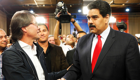 El presidente venezolano, Nicolás Maduro (dcha.) estrecha la mano del empresario Lorenzo Mendoza (izda.). AFP