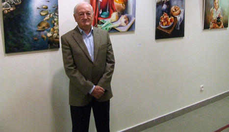 César Ridruejo, junto a varias de las obras expuestas en Castejón. e. m.