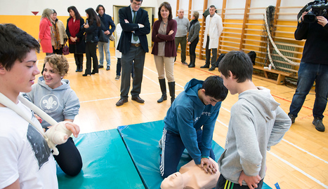 José Iribas y Marta Vera observan a alumnos del IES Navarro Villoslada que realizan prácticas de reanimación cardiopulmonar. FOTO: DIARIODENAVARRA