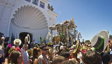 El Simpecado de la Hermandad de Triana (Sevilla) se para ante la ermita de la Virgen del Rocío. EFE