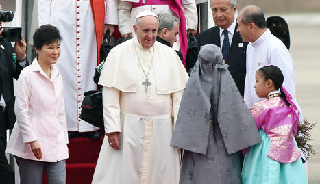 Papa Francisco recebe flores de um jovem acompanhado de presidente sul-coreano Parque Geun-Hye .. EFE
